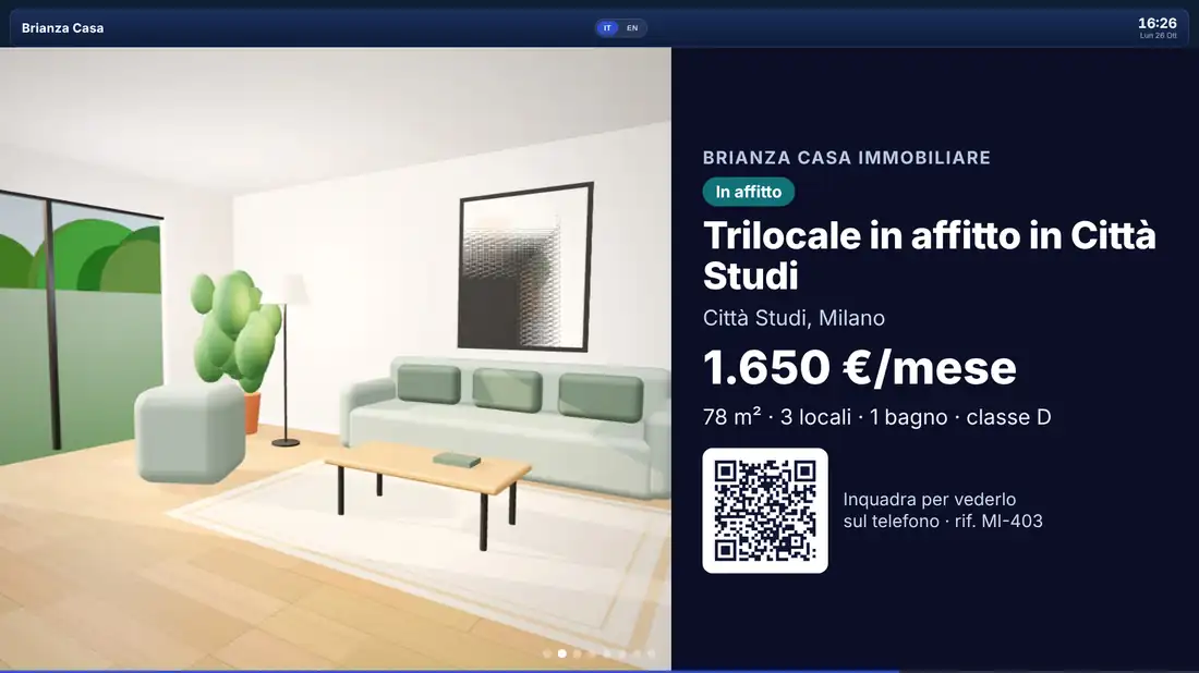 Totem orizzontale che mostra un immobile dell’agenzia con foto, prezzo, zona e QR per aprirlo sul telefono